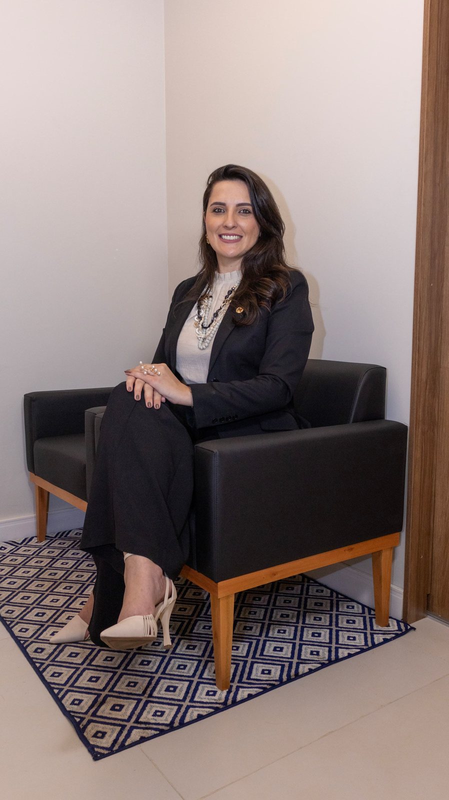 Dra. Larissa Muniz, advogada empresarial, no ambiente do escritório