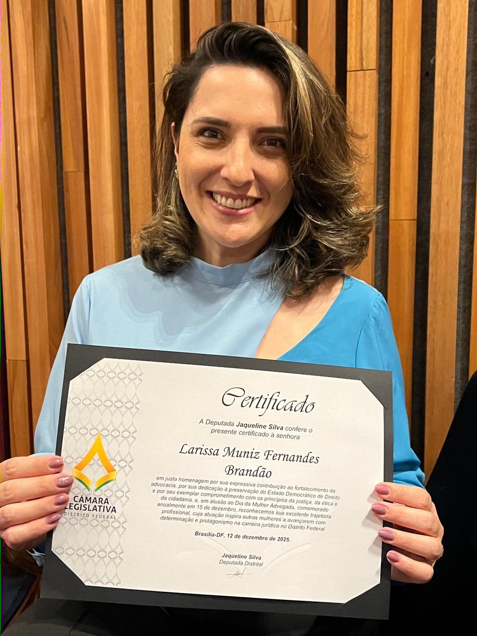Dra. Larissa Muniz recebe certificado da Câmara Legislativa do Distrito Federal