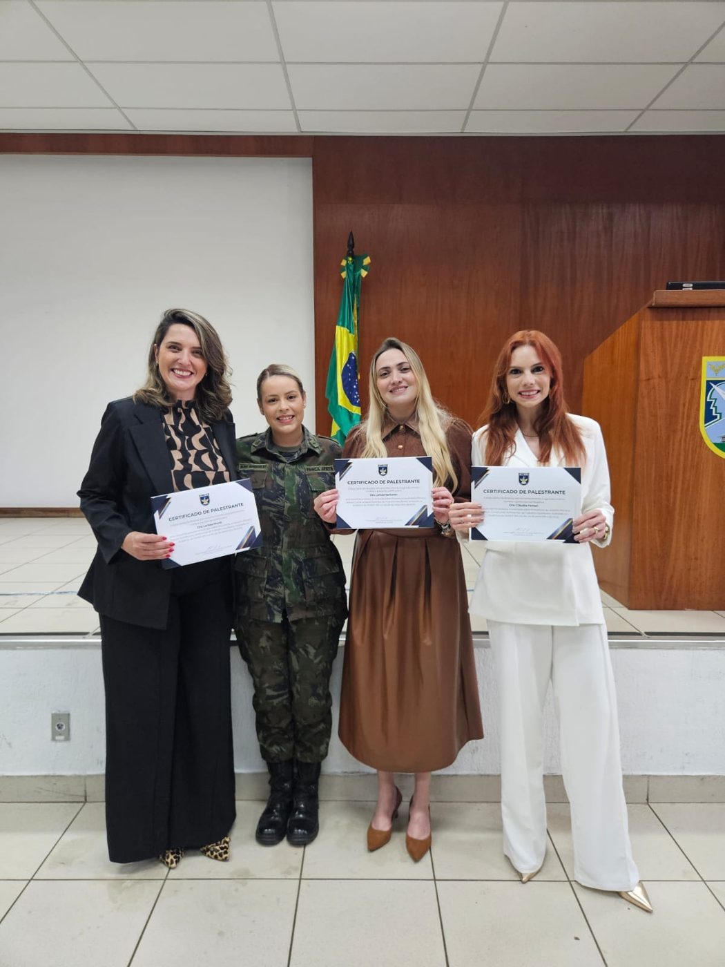 Dra. Larissa Muniz com demais palestrantes em evento institucional