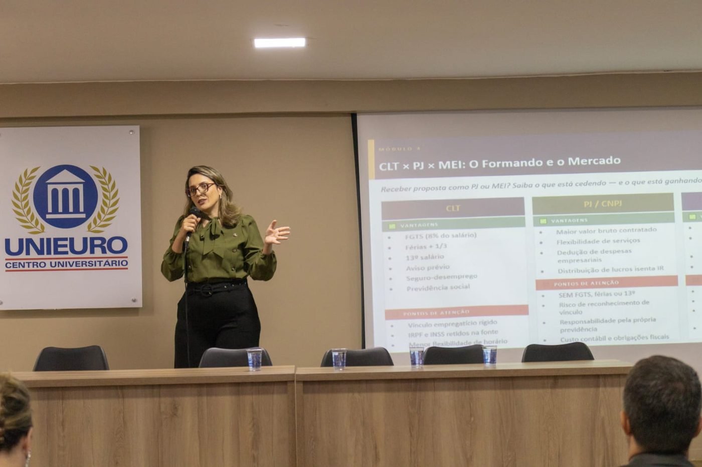Dra. Larissa Muniz em palestra no UNIEURO sobre CLT, PJ e MEI